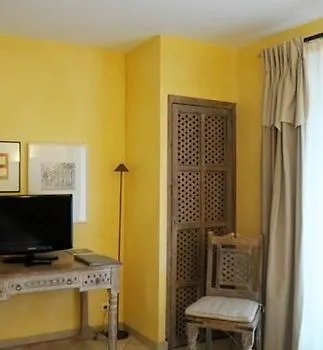 Hotel Les Rosiers Grimaud